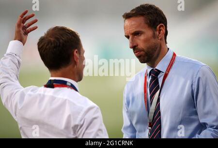 Il manager inglese Gareth Southgate (a destra) parla con il direttore fa dello sviluppo Elite Dan Ashworth prima delle qualificazioni della Coppa del mondo FIFA 2018, partita del Gruppo F allo stadio nazionale Ta' Qali. Foto Stock