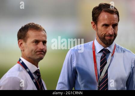 Il manager inglese Gareth Southgate (a destra) con il direttore fa dello sviluppo Elite Dan Ashworth prima delle qualificazioni della Coppa del mondo FIFA 2018, partita del Gruppo F allo Stadio Nazionale Ta' Qali. Foto Stock