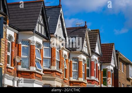 Una fila di case a schiera in stile edoardiano intorno a Kensal Rise a Londra Foto Stock