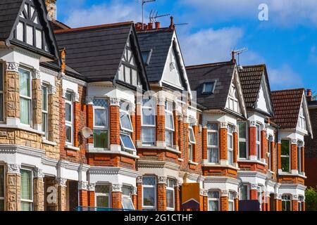 Una fila di case a schiera in stile edoardiano intorno a Kensal Rise a Londra Foto Stock
