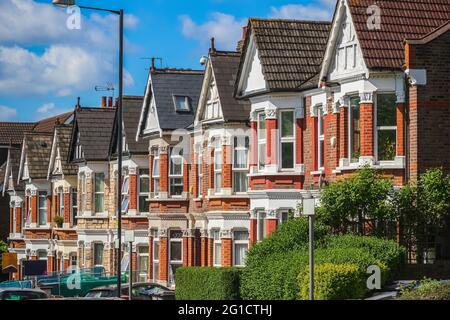 Una fila di tipiche case a schiera inglesi intorno al Kensal sorge a Londra Foto Stock