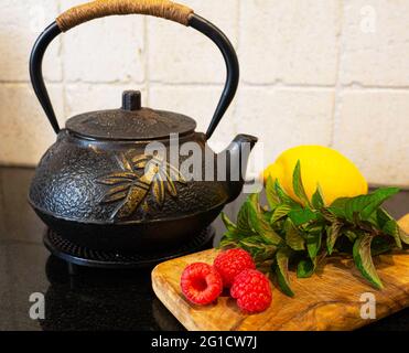 Tè appena fatto, limone, menta, lampone Foto Stock