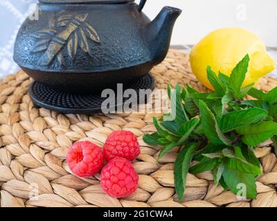Tè appena fatto, limone, menta, lampone Foto Stock