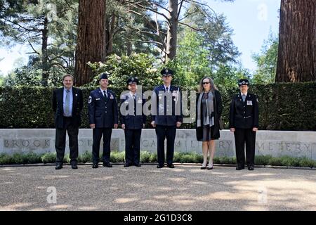 Memorial Day UK 2021 Brookwood American Military Cemetery da sinistra a destra: Angelo Munsel, sovrintendente del Cimitero Americano; capo Maestro Sergente Michael J. Venning; colonnello Jon T. Hannah Commander 42nd Air base Group; Brigadier General Jefferson J. o'Donnell, Difesa Attache; Sig.ra Caryn R. McClelland, A/Vice Chargé d'Affaires della Missione degli Stati Uniti nel Regno Unito e un funzionario dell'Associazione Ceremoniale della polizia di Surrey (CASPER) Foto Stock