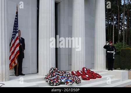 Memorial Day UK 2021 portatore di standard con la bandiera nazionale degli Stati Uniti e Trumpeter che saluta per il National Anthem dopo che le corone commemorative sono state posate sui gradini della cappella presso il cimitero militare americano Foto Stock