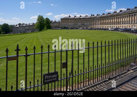 Singola persona nel giardino privato solo residenti di fronte alla storica Royal Crescent, Bath, Regno Unito Foto Stock