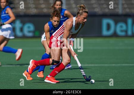 AMSTELVEEN, PAESI BASSI - 6 GIUGNO: Susannah Townsend d'Inghilterra, Teresa dalla Vittoria d'Italia lotta per il possesso durante l'Euro Hockey Championsh Foto Stock