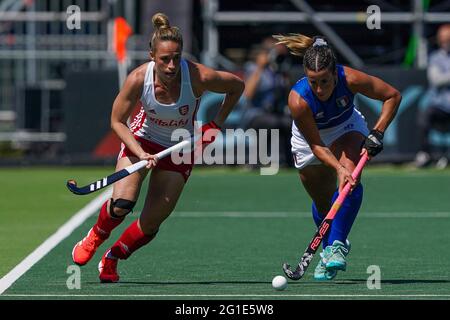 AMSTELVEEN, PAESI BASSI - 6 GIUGNO: Susannah Townsend d'Inghilterra, Federica carta d'Italia durante la partita degli Euro Hockey Championships tra Inghilterra e Foto Stock