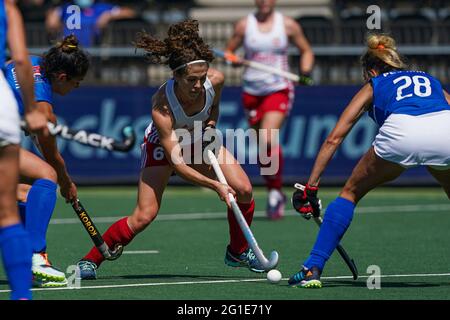 AMSTELVEEN, PAESI BASSI - 6 GIUGNO: Anna Toman d'Inghilterra, Ivanna Pessina d'Italia durante la partita dei Campionati europei di Hockey tra Inghilterra e Italia Foto Stock