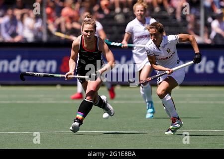 AMSTELVEEN, PAESI BASSI - 6 GIUGNO: Nike Lorenz della Germania, Barbara Nelen del Belgio durante l'Euro Hockey Championships match tra Duitsland e BE Foto Stock