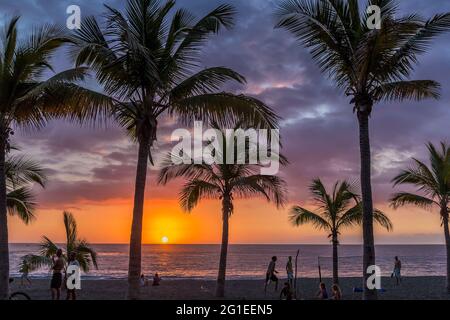 FRANCIA. REUNION ISLAND, L'ETANG-SALE (STAGNO DI SALE) SPIAGGIA, TRAMONTO Foto Stock