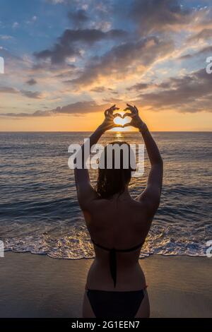 FRANCIA. REUNION ISLAND, L'ETANG-SALE (STAGNO DI SALE) SPIAGGIA, TRAMONTO Foto Stock