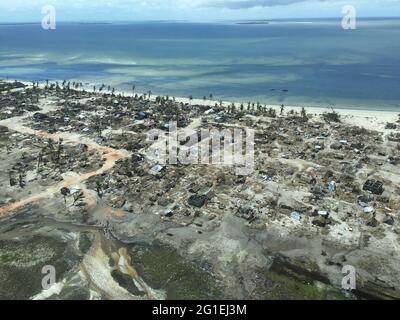 Case e strade danneggiate nella città africana dopo l'uragano Kenneth Foto Stock