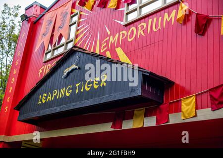 Chessington World of Adventure , evento speciale per i media per l'apertura del nuovo log flume "Tiger Falls" Foto Stock