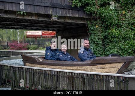 Chessington World of Adventure , evento speciale per i media per l'apertura del nuovo log flume "Tiger Falls" Foto Stock