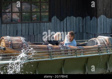 Chessington World of Adventure , evento speciale per i media per l'apertura del nuovo log flume "Tiger Falls" Foto Stock