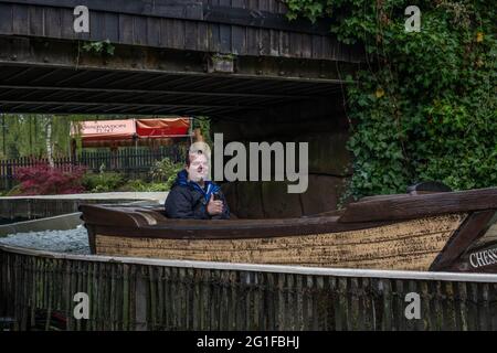 Chessington World of Adventure , evento speciale per i media per l'apertura del nuovo log flume "Tiger Falls" Foto Stock