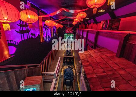 Chessington World of Adventure , evento speciale per i media per l'apertura del nuovo log flume "Tiger Falls" Foto Stock