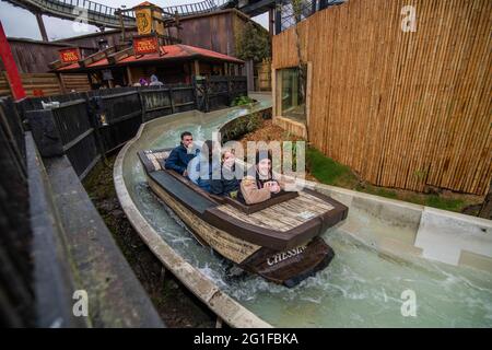 Chessington World of Adventure , evento speciale per i media per l'apertura del nuovo log flume "Tiger Falls" Foto Stock