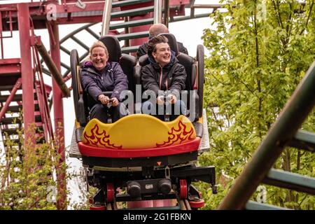 Chessington World of Adventure , evento speciale per i media per l'apertura del nuovo log flume "Tiger Falls" Foto Stock