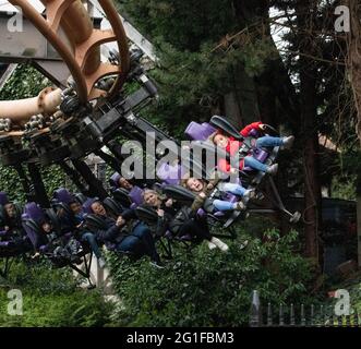 Chessington World of Adventure , evento speciale per i media per l'apertura del nuovo log flume "Tiger Falls" Foto Stock