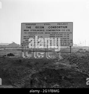 1957, grande segno presso il cantiere del Durgapur Steel Project, Durgapur, Bengala Occidentale, India, elencando 'The Iscon Consortium' il gruppo di aziende impiegate per realizzare il progetto di costruzione, una delle più grandi in India dopo la loro indipendenza dalla Gran Bretagna. Il governo indiano, Indian Steel Construction Co Ltd è la società leader in un ISCON congiunto, con molte delle principali imprese britanniche dell'era; General Electric, Sir William Arrol, Metropolitan Vickers & The Cementation Co Ltd. L'industrializzazione controllata dallo stato era uno degli obiettivi chiave dell'India in questa era per modernizzare il paese. Foto Stock