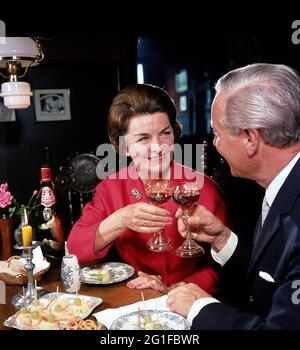 Persone, coppie, anni 60, coppia sta mangiando e bevendo, DIRITTI-AGGIUNTIVI-CLEARANCE-INFO-NON-DISPONIBILE Foto Stock