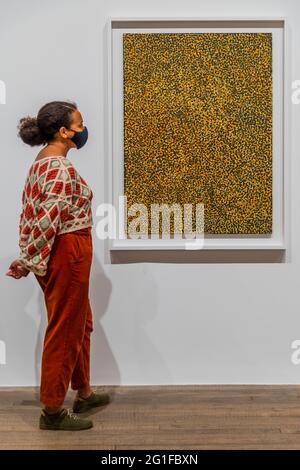 Londra, Regno Unito. 7 Jun 2021. Emily Kame Kngwarreye, Endunga 1990 - Tate Modern apre UN anno in arte: Australia 1992, una nuova mostra gratuita di oltre 25 opere di artisti australiani, per esplorare dibattiti sui diritti fondiari e sulle eredità del colonialismo in corso. Prende come punto di partenza il punto di riferimento dell'alta Corte d'Australia, il 1992 Mabo, che ha deliberato a favore di cinque persone Meriam che hanno rovesciato la terra nullius. La mostra esplora il rapporto tra i popoli aborigeni e gli isolani dello stretto di Torres e le loro terre. Un anno d'arte: L'Australia 1992 è aperto dall'8 giugno 2021 alla primavera 2022. Credito: Guy Bell/Alam Foto Stock