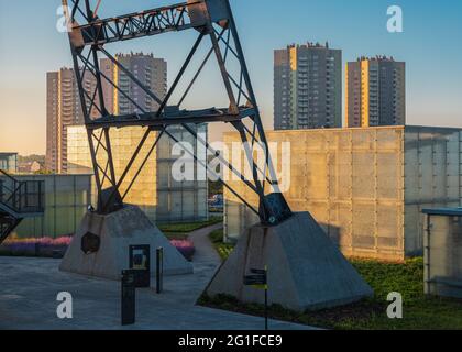 Costruzione di alberi di miniera contro la vista della città di Katowice, Slesia, Polonia Foto Stock