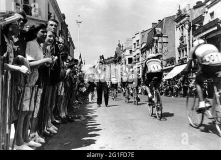 Sport, gara di circuito, Tour de France, il tour è passando per le strade di Verdun, Francia, estate 1951, DIRITTI-AGGIUNTIVI-AUTORIZZAZIONE-INFORMAZIONI-NON-DISPONIBILI Foto Stock