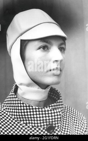 Moda, cappelli, modello di cappello da Jean Charles Brosseau, 1965, ACCESSIONAL-RIGHTS-CLEARANCE-INFO-NOT-AVAILABLE Foto Stock