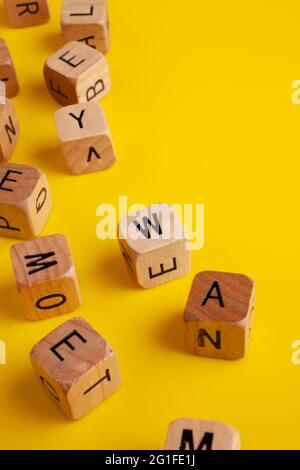 Alfabeto di lettere di legno su sfondo giallo Foto Stock