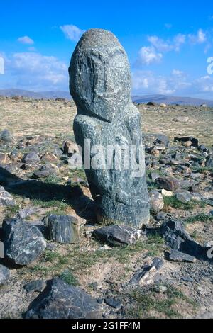 Antica stele di pietra di un guerriero turco o Balbal vicino al lago Khurgan, ai monti Altai, alla provincia di Bayan-Olgii, Mongolia Foto Stock