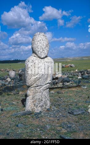 Antica stele di pietra di un guerriero turco o Balbal vicino al lago Khurgan, ai monti Altai, alla provincia di Bayan-Olgii, Mongolia Foto Stock