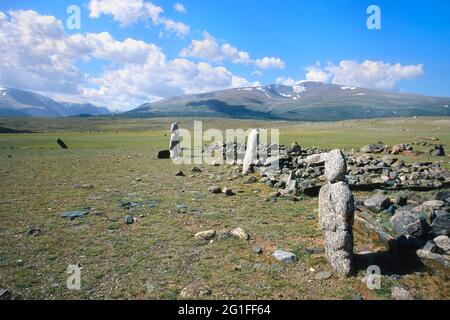 Stele di pietra di un guerriero turco o Balbal, luogo di sepoltura preistorica del fiume Sagsai, Monti Altai, Provincia di Bayan-Olgii, Mongolia Foto Stock