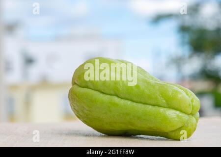 Verdure fresche di zucca di chayote verdi biologiche Foto Stock