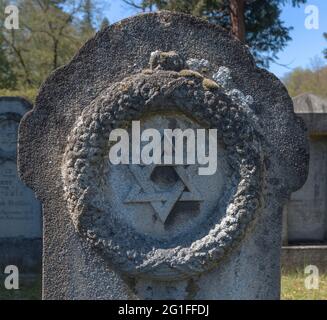 Sollievo di una corona con Stella di Davide su una lapide ebraica, nuovo cimitero ebraico, Norimberga, Franconia centrale, Baviera, Germania Foto Stock