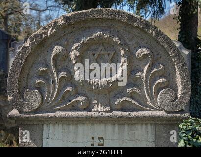 Sollievo con la corona e Stella di Davide su una lapide ebraica, nuovo cimitero ebraico, Norimberga, Franconia centrale, Baviera, Germania Foto Stock