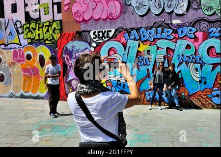 FRANCIA, PARIGI (75) 10 ° ARRONDISSEMENT, ARTE DI STRADA NELLA ZONA DI CANAL SAINT-MARTIN, FAMIGLIA FRANCESE DA ROUEN FOTOGRAFARE Foto Stock