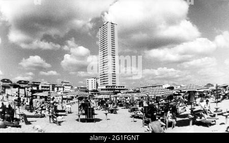 Geografia / viaggio, Italia, Cesenatico, spiaggia, persone, Ombrelloni e lettini, anni '60, DIRITTI-AGGIUNTIVI-INFORMAZIONI-NON-DISPONIBILI Foto Stock