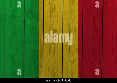 La bandiera nazionale del Mali dipinta su un muro di legno. Foto Stock