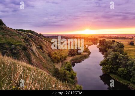 bella estate paesaggio sorgere del sole sul fiume con prato verde Foto Stock