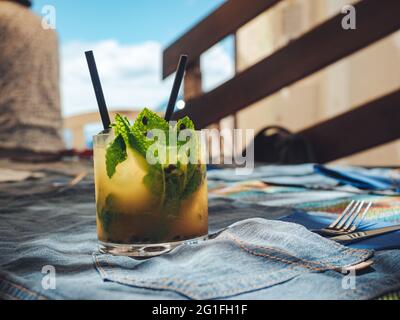 Bicchiere di fresco mojito mango freddo sul tavolo Foto Stock