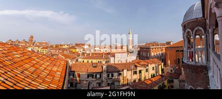 Giovane donna, turista che si affaccia su Venezia, cupola di Palazzo Contarini del Bovolo, palazzo con scalinata a chiocciola, Venezia, Veneto, Italia Foto Stock