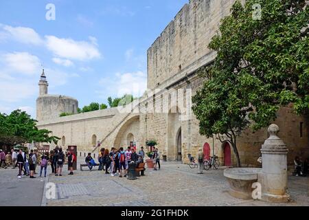 Tour de Costanza torre e Porte de la Gardette nei bastioni settentrionali, città medievale di Aigues-Mortes, Camargue, dipartimento del Gard, Occitanie Foto Stock