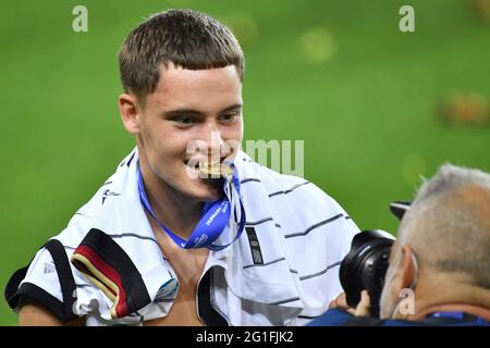 Lubiana, Slowenien. 06 giugno 2021. Florian Wirtz (GER) morde nella sua medaglia. Germania-Portogallo 1-0, Calcio U-21, FINALE UEFA Under21 Campionato europeo 2021 in Ungheria/Slovenia il 06.06.2021 a Lubiana, Stozice Stadium. Credit: dpa/Alamy Live News Foto Stock