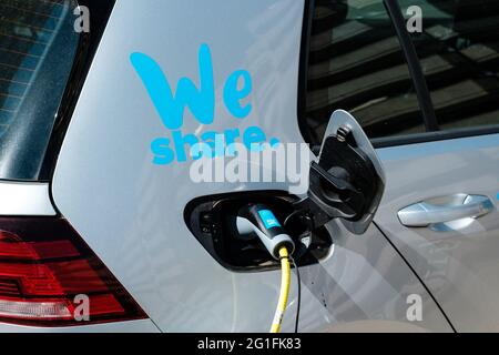 Berlino, Germania - Agosto, 2020: Ricarica dell'auto elettrica WeShare alla stazione di ricarica Foto Stock