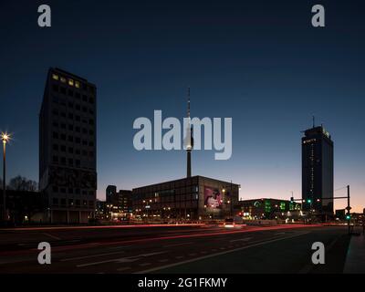 Alexanderplatz, vista da Karl-Marx-Allee, con torre della TV, Haus des Lehrers e Hotel Park Inn, crepuscolo, Berlino-Mitte, Berlino, Germania Foto Stock