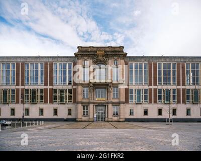 Edificio del Consiglio di Stato del GDR a Schlossplatz con l'ex portale IV del Palazzo della Città di Berlino, stile modernismo orientale, architetti, Roland Korn e Hans Foto Stock