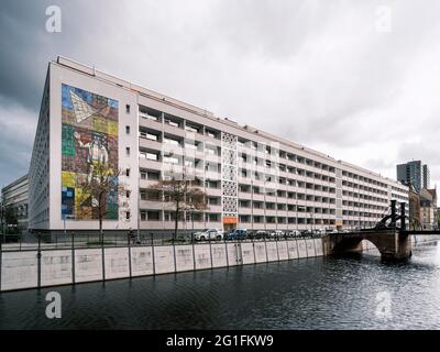 Casa di appartamenti ristrutturata GDR a Friedrichsgracht, con murale di Walter Womacka Man The Measure of All Things, Berlin-Mitte, Berlino Foto Stock